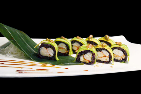 sushi san lazzaro di Savena Ristorante Dong URAMAKI ASTICE NERO Rotolini di riso venere esterno a base di astice, avocado e foie gras.