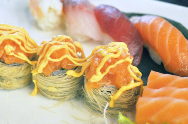sushi san lazzaro di Savena Ristorante Dong GARDEN STYLE 6 sashimi, 4 nigiri, 4 nidi hosomaki.