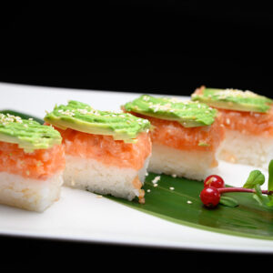 sushi san lazzaro di Savena SAUDADE SALMONE Rettangolino di riso guarnito con tartare di salmone, avocado e salsa speciale.