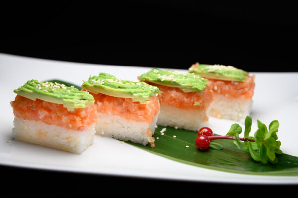 sushi san lazzaro di Savena SAUDADE SALMONE Rettangolino di riso guarnito con tartare di salmone, avocado e salsa speciale.