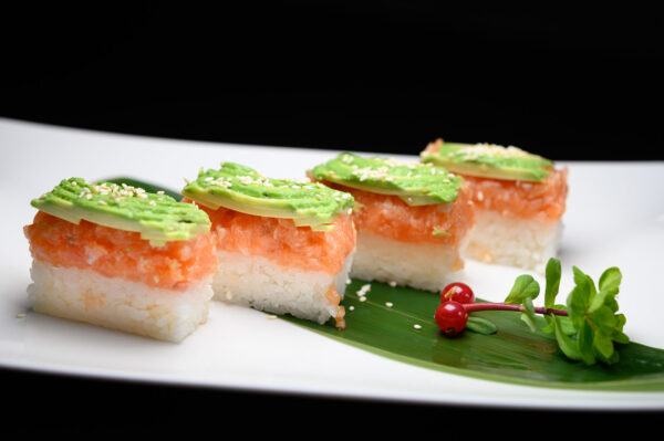sushi san lazzaro di Savena SAUDADE SALMONE Rettangolino di riso guarnito con tartare di salmone, avocado e salsa speciale.