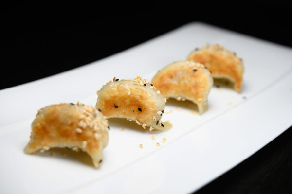 ristorante cinese san lazzaro Dong RAVIOLI ALLA GRIGLIA Fagottini ripieni preparati secondo la tradizione culinaria cinese e cotti alla griglia.