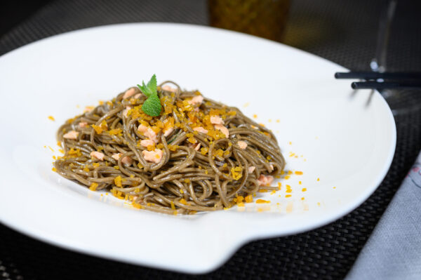 ristorante cinese san lazzaro SOBA Spaghetti di grano saraceno al tè verde accompagnati da salmone affumicato e bottarga.