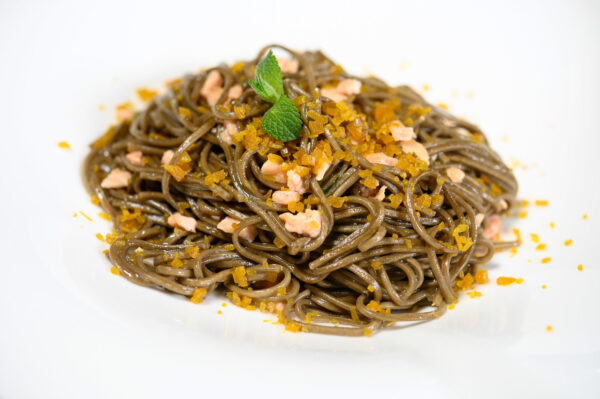 ristorante cinese san lazzaro Dong SOBA Spaghetti di grano saraceno al tè verde accompagnati da salmone affumicato e bottarga