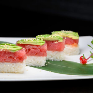 sushi san lazzaro di Savena Ristorante Dong SAUDADE TONNO Rettangolino di riso guarnito con tartare di tonno, avocado e salsa speciale giapponese san lazzaro Ristorante Dong