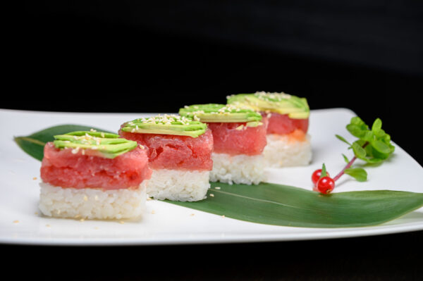 sushi san lazzaro di Savena Ristorante Dong SAUDADE TONNO Rettangolino di riso guarnito con tartare di tonno, avocado e salsa speciale giapponese san lazzaro Ristorante Dong