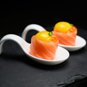 sushi san lazzaro di Savena Ristorante Dong GIÒ EGG Bocconcini di riso avvolti da fettine di salmone e guarniti con uovo di quaglia, olio tartufato e salsa ponzo.