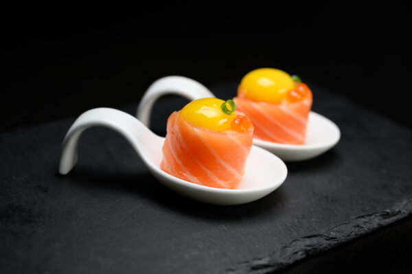 sushi san lazzaro di Savena Ristorante Dong GIÒ EGG Bocconcini di riso avvolti da fettine di salmone e guarniti con uovo di quaglia, olio tartufato e salsa ponzo.