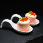 sushi san lazzaro di Savena Ristorante Dong GIÒ MAIO Bocconcini di riso avvolti da fettine di salmone e guarniti con maionese e tobiko.