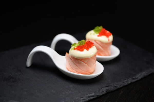 sushi san lazzaro di Savena Ristorante Dong GIÒ MAIO Bocconcini di riso avvolti da fettine di salmone e guarniti con maionese e tobiko.