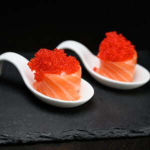 sushi san lazzaro di Savena Ristorante Dong GIÒ TOBIKO Bocconcini di riso avvolti da fettine di salmone e guarniti con uova di pesce volante.