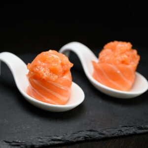 sushi san lazzaro di Savena Ristorante Dong GIÒ SAKE Bocconcini di riso guarniti con carpaccio e tartare di salmone.