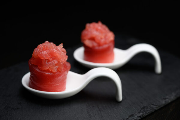 ristorante giapponese san lazzaro GIÒ MAGURO Bocconcini di riso guarniti con carpaccio e tartare di tonno.