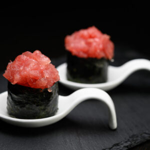 giapponese san lazzaro ristorante Dong GUNKAN SPICY TUNA 2pz di riso racchiuso in una striscia di nori con di tartare di tonno.