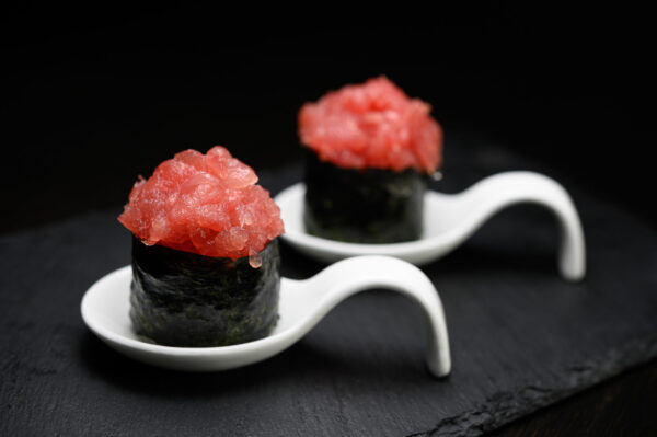 giapponese san lazzaro ristorante Dong GUNKAN SPICY TUNA 2pz di riso racchiuso in una striscia di nori con di tartare di tonno.