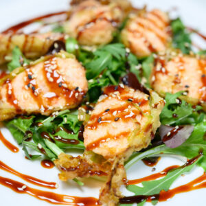 ristorante cinese san lazzaro Dong TEMPURA FIORI DI ZUCCA Fiori di zucca fritti con ripieno di gambero, serviti con salsa teriaki e semi di sesamo
