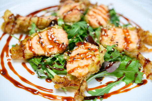 ristorante cinese san lazzaro Dong TEMPURA FIORI DI ZUCCA Fiori di zucca fritti con ripieno di gambero, serviti con salsa teriaki e semi di sesamo