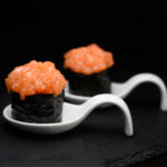 GUNKAN SPICY SALMON 2pz di riso racchiuso in una striscia di nori con di tartare di salmoneristorante giapponese San Lazzaro Bologna