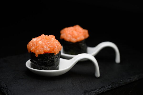 GUNKAN SPICY SALMON 2pz di riso racchiuso in una striscia di nori con di tartare di salmoneristorante giapponese San Lazzaro Bologna