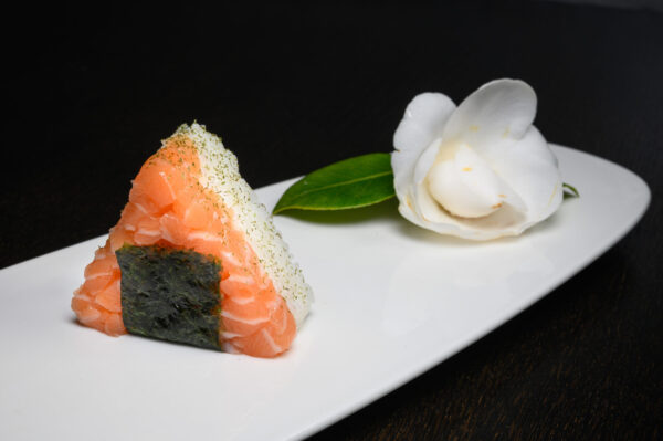 ristorante giapponese san lazzaro Dong OGNI SAKE Triangolo di riso, salmone e polvere di alga.