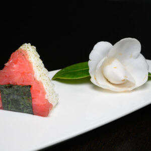 sushi san lazzaro di Savena Ristorante-Dong-Menu OGNI TONNO Triangolo di riso, tonno e polvere di alga.