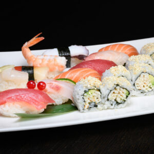 giapponese san lazzaro SUSHI DONG Japanese temptation 18pz assortiti per un mix delle nostre migliori proposte di uramaki e nigiri.