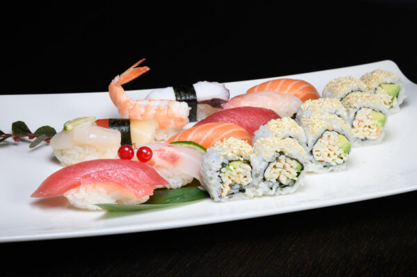 giapponese san lazzaro SUSHI DONG Japanese temptation 18pz assortiti per un mix delle nostre migliori proposte di uramaki e nigiri.