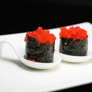 sushi san lazzaro di Savena Ristorante Dong GUNKAN TOBIKO 2pz di riso racchiuso in una striscia di nori con uova di pesce volante.