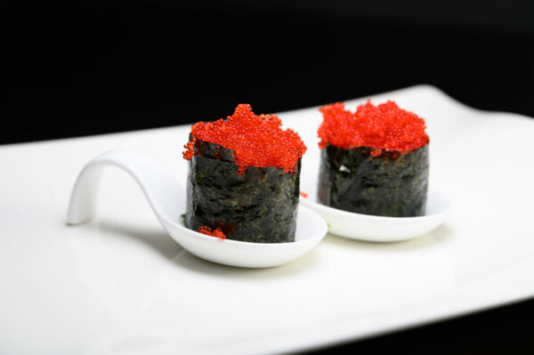 sushi san lazzaro di Savena Ristorante Dong GUNKAN TOBIKO 2pz di riso racchiuso in una striscia di nori con uova di pesce volante.